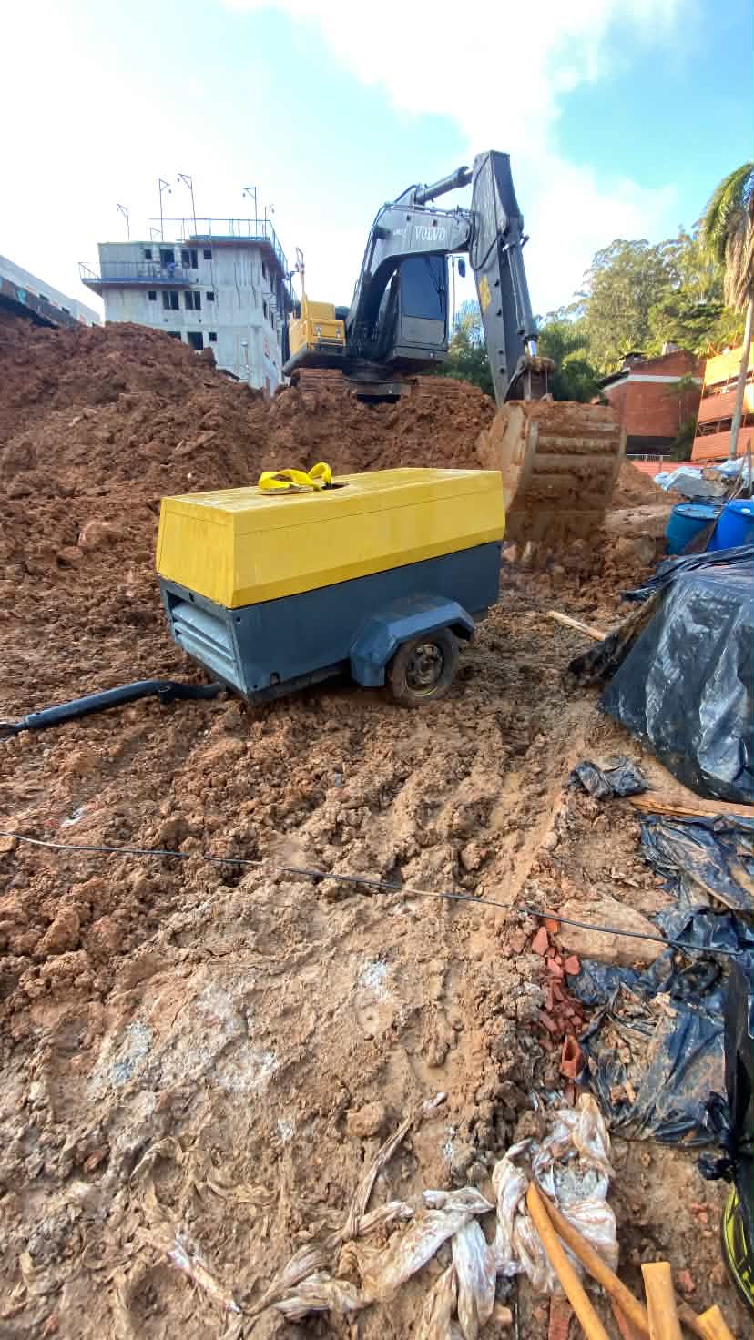 Compressor hidráulico instalado em escavadeira
